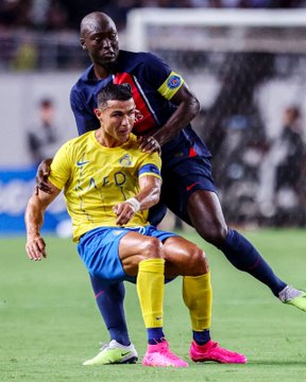 在对阵巴黎圣日耳曼的友谊赛中,c罗穿上了利雅得胜利的全新主场球衣.