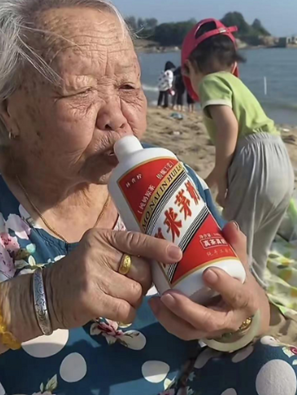 吓我一跳,我还以为我姥在喝茅台 #搞笑趣味图# #搞笑