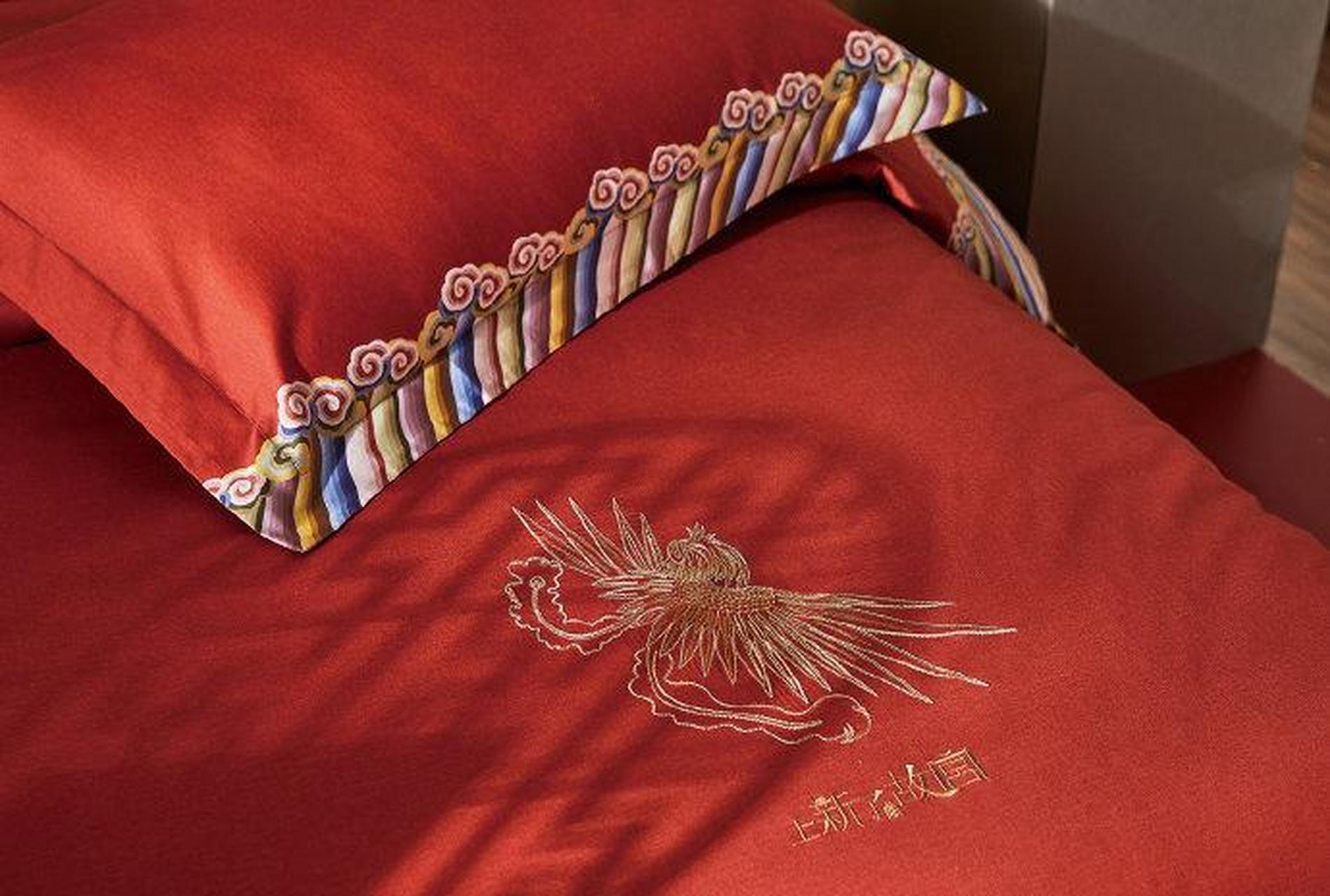 【龙凤和玺】套装,以中国传统色海棠红为主色调,配以烟雀灰搭配,整体