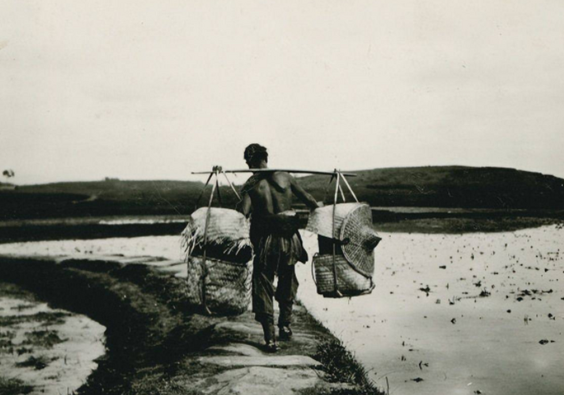 清朝老照片:这是在大桑墩的一条小道上,罗林拍摄的一个四川人挑着竹筐