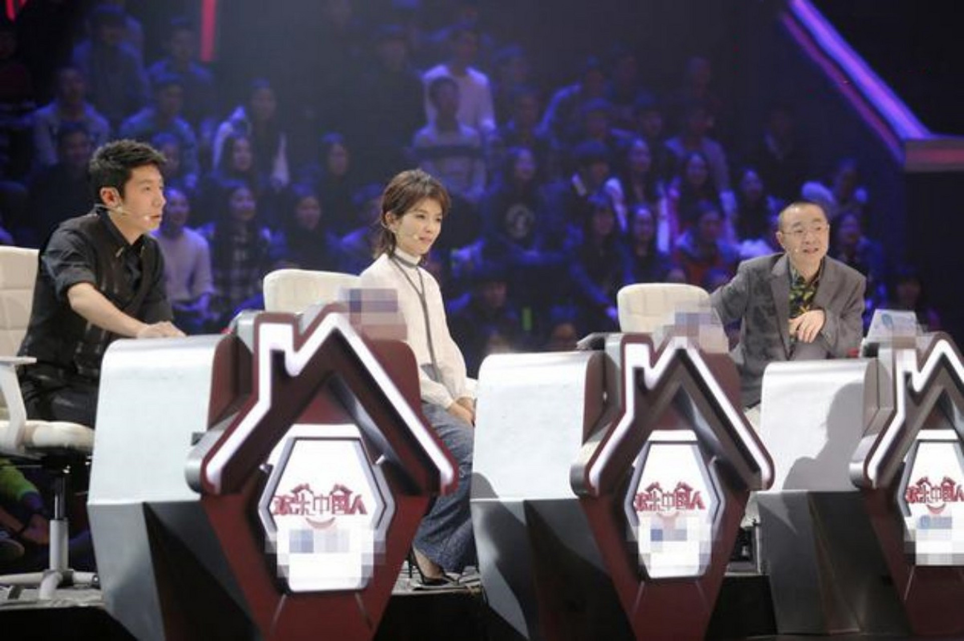 孩子参加综艺节目,结果上台一打招呼就把观众们和评委们给乐坏了.