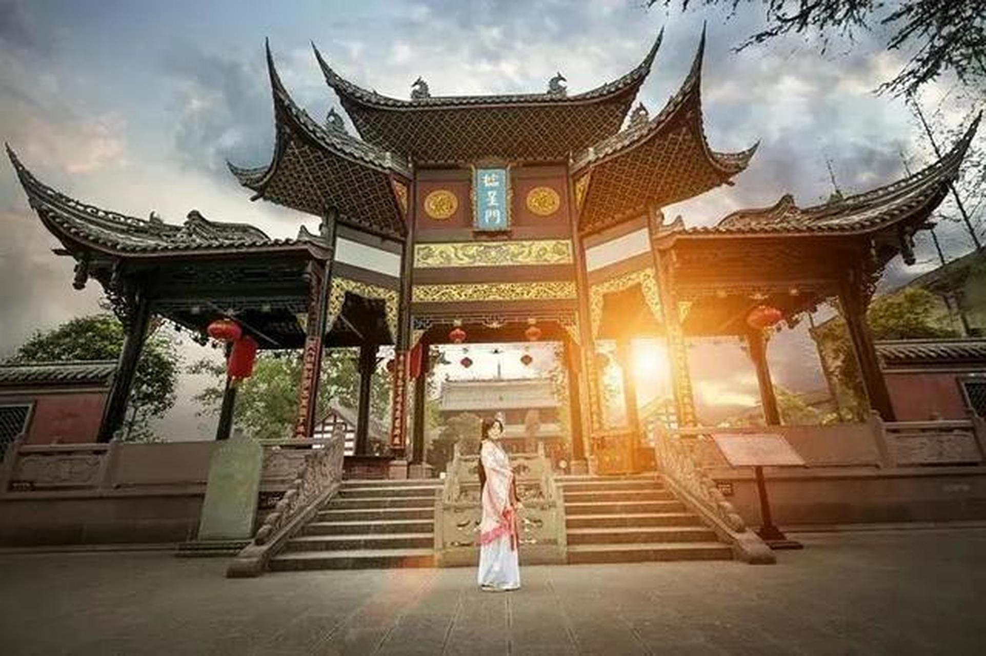 君平故里景区,身临此境,处处景色迷人,产生这景观的文化背景和神话动