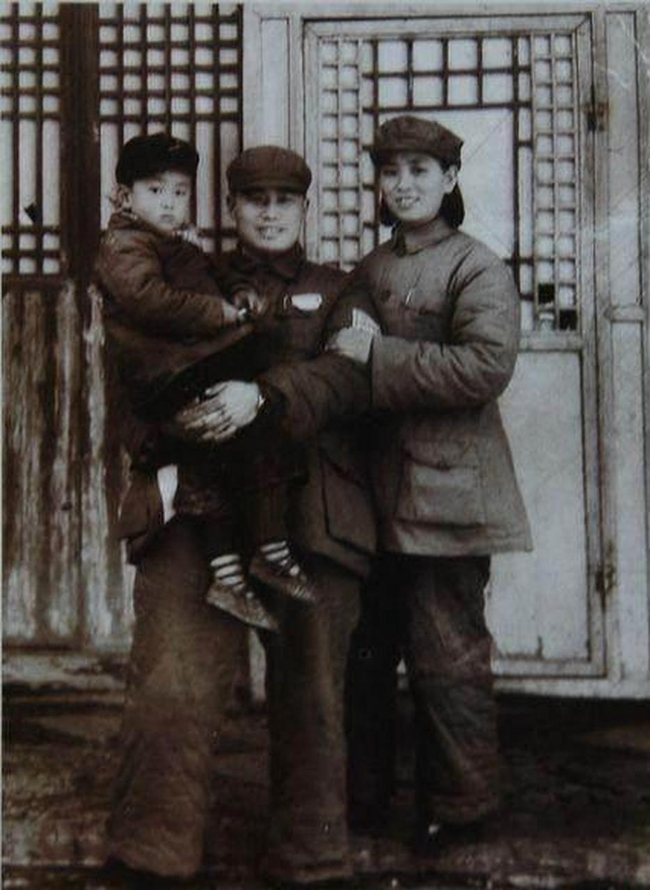 1964年,开国中将王近山与比自己小20多岁的保姆黄慎荣结婚.