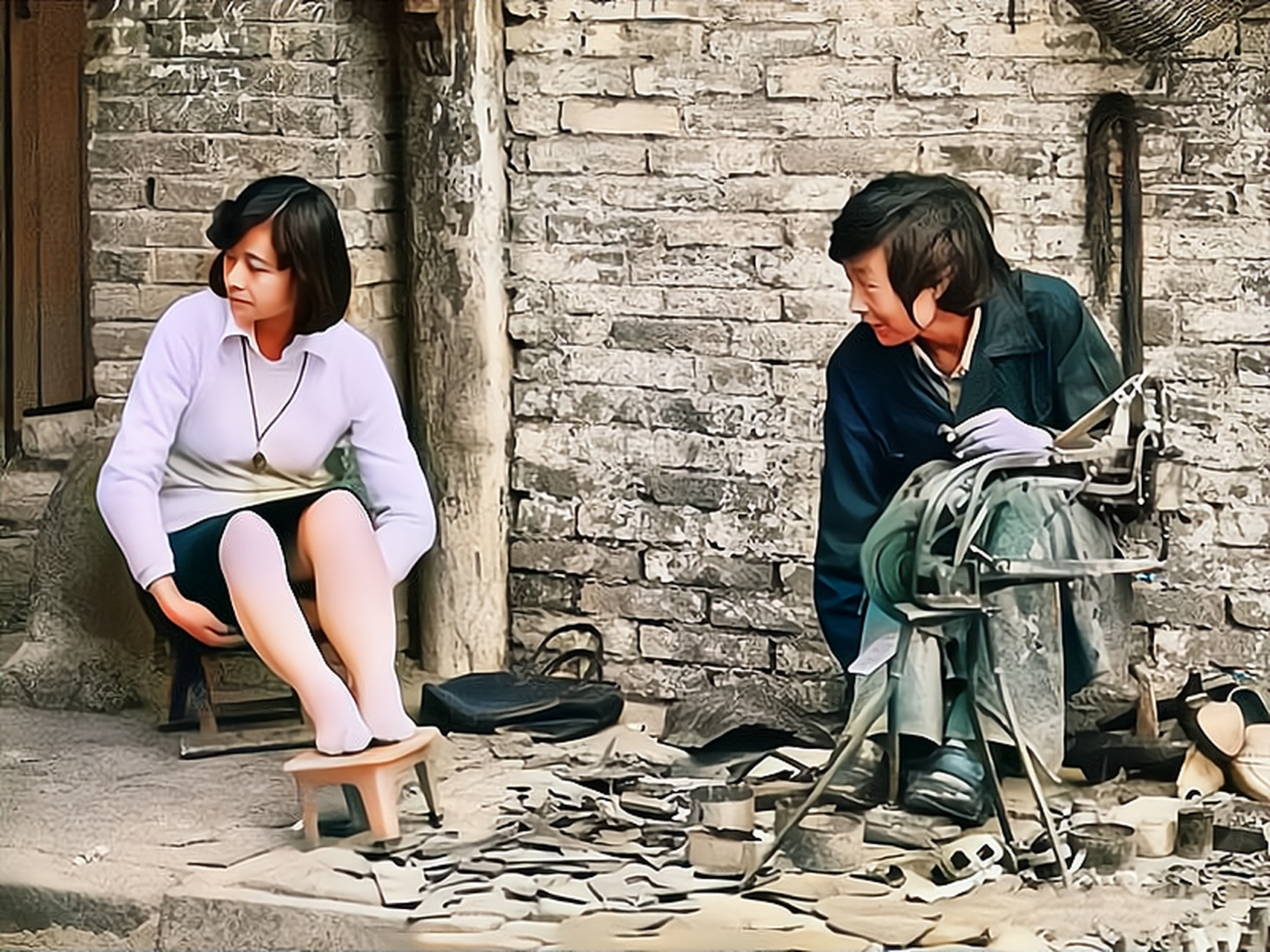 美丽的姑娘坐在修鞋摊上,等待着鞋匠修鞋.