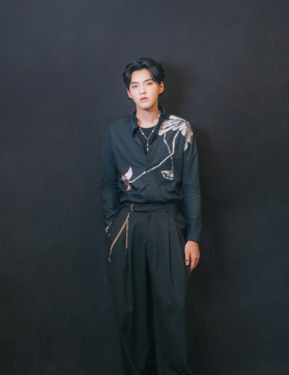 吴亦凡的狼尾发型酷帅十足,穿着一件设计感非常独特的西装外套内搭