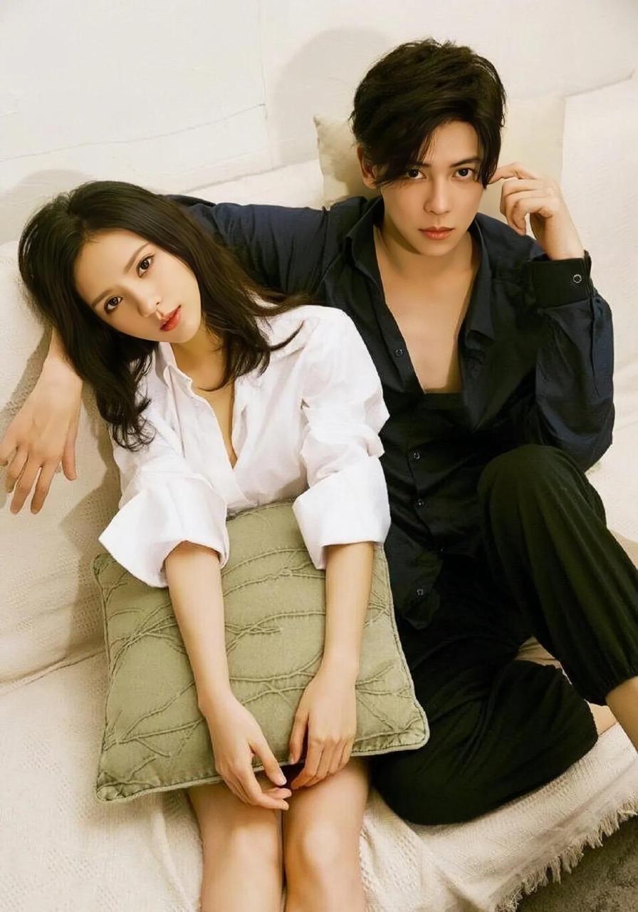 王思聪前女友张予曦,和男友拍"睡衣写真",两人对视太有爱