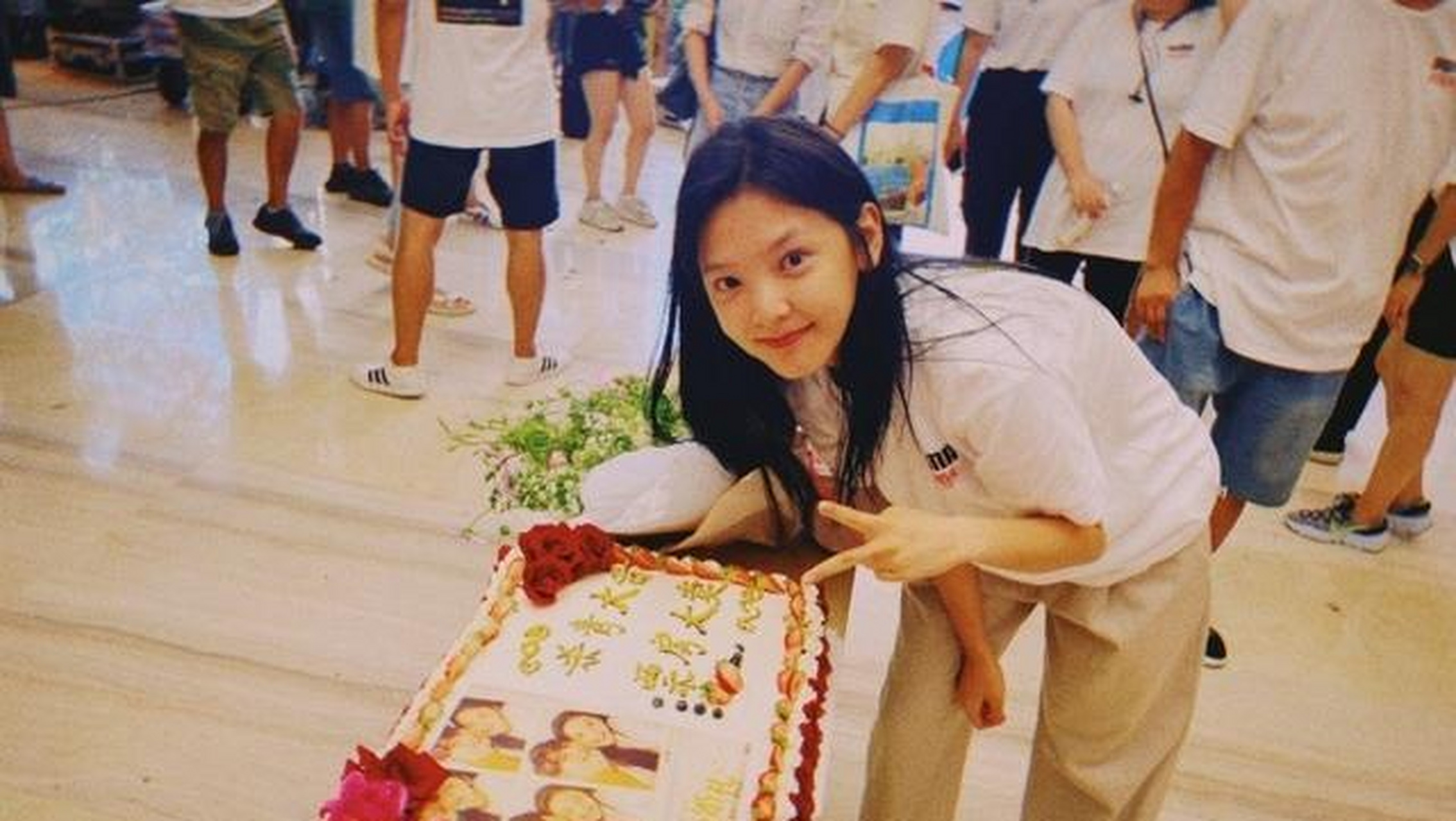 自蔡徐坤成立工作室后,团队决定邀请章若楠作为蔡徐坤《情人》mv的女