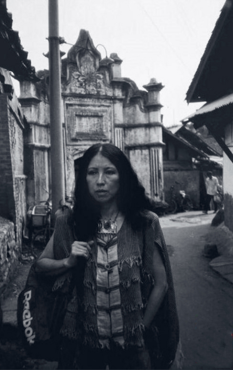 1990年,三毛在成都流浪的照片.  三毛,原名陈懋平,又名陈平.