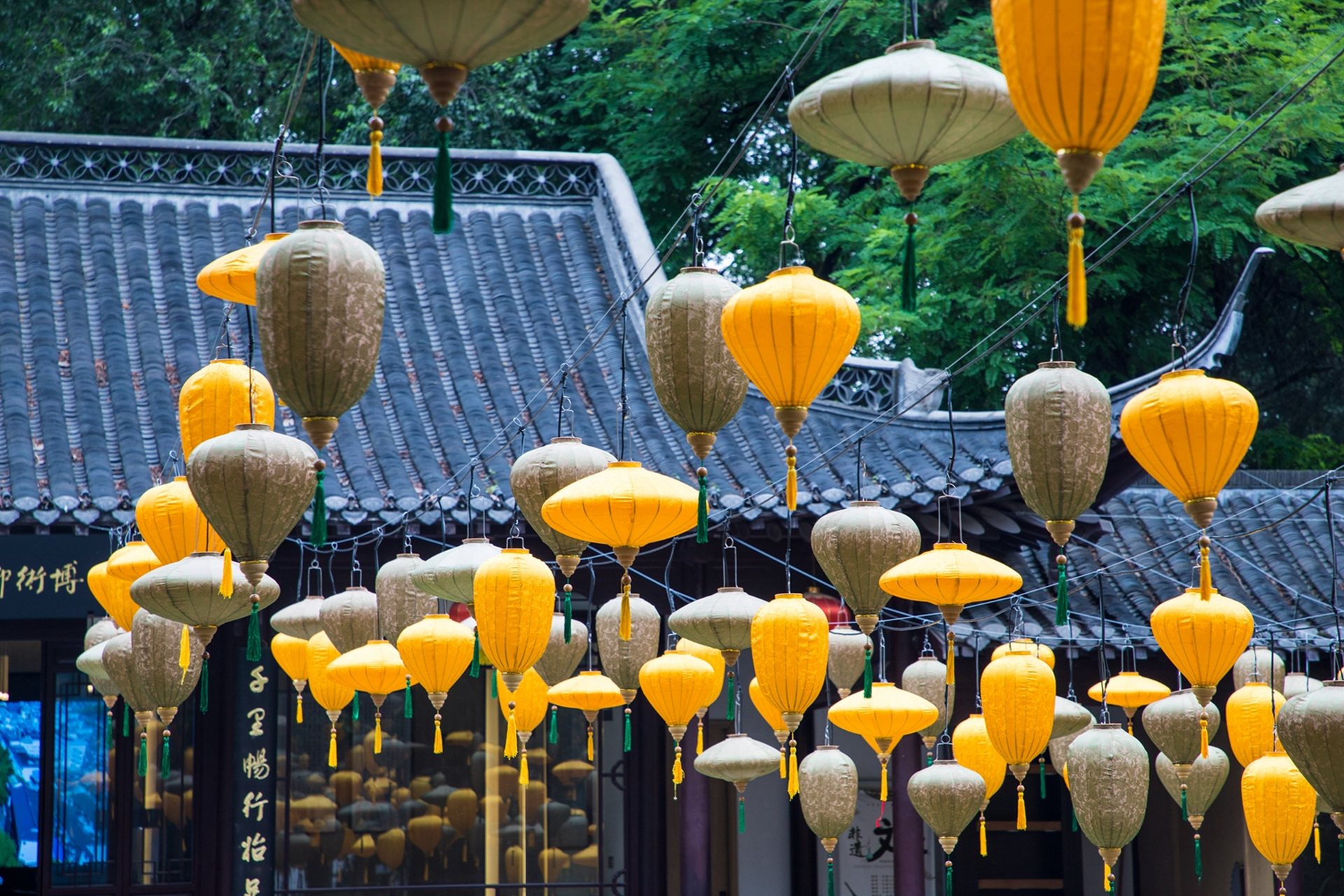 今天,记者路过长春路上的扬州三把刀特色步行街发现,一个个明艳耀眼的