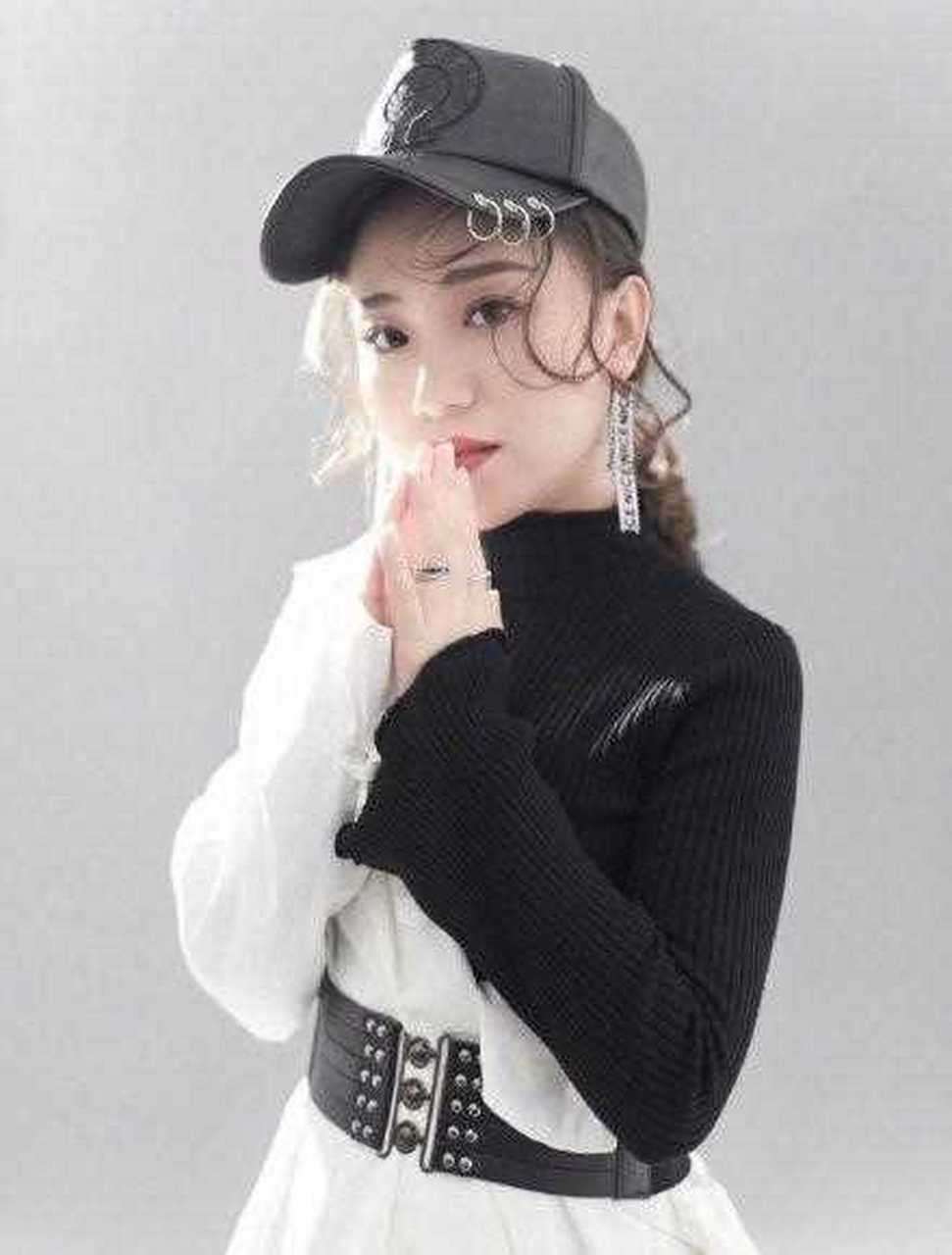 据悉丫蛋曾与王金龙有过一段婚姻,两人在年结婚,育有一子,17年1丫蛋发