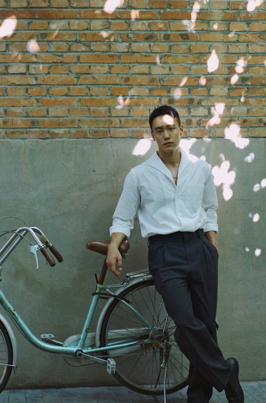 翟宇佳清爽阳光写真释出 白色衬衣定格光影瞬间