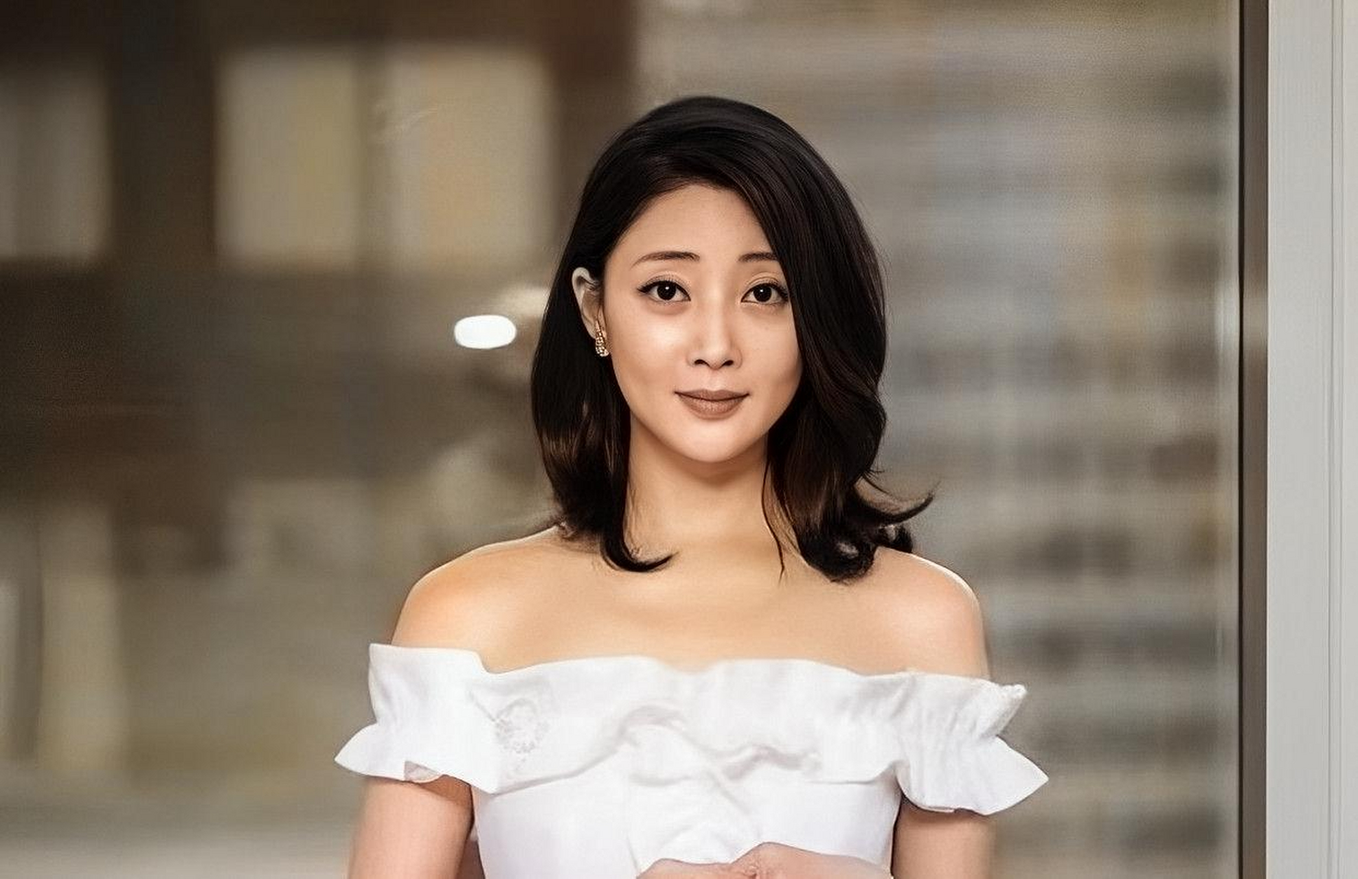 殷桃结婚了,主持人问她:你丈夫是中国移动的老板.