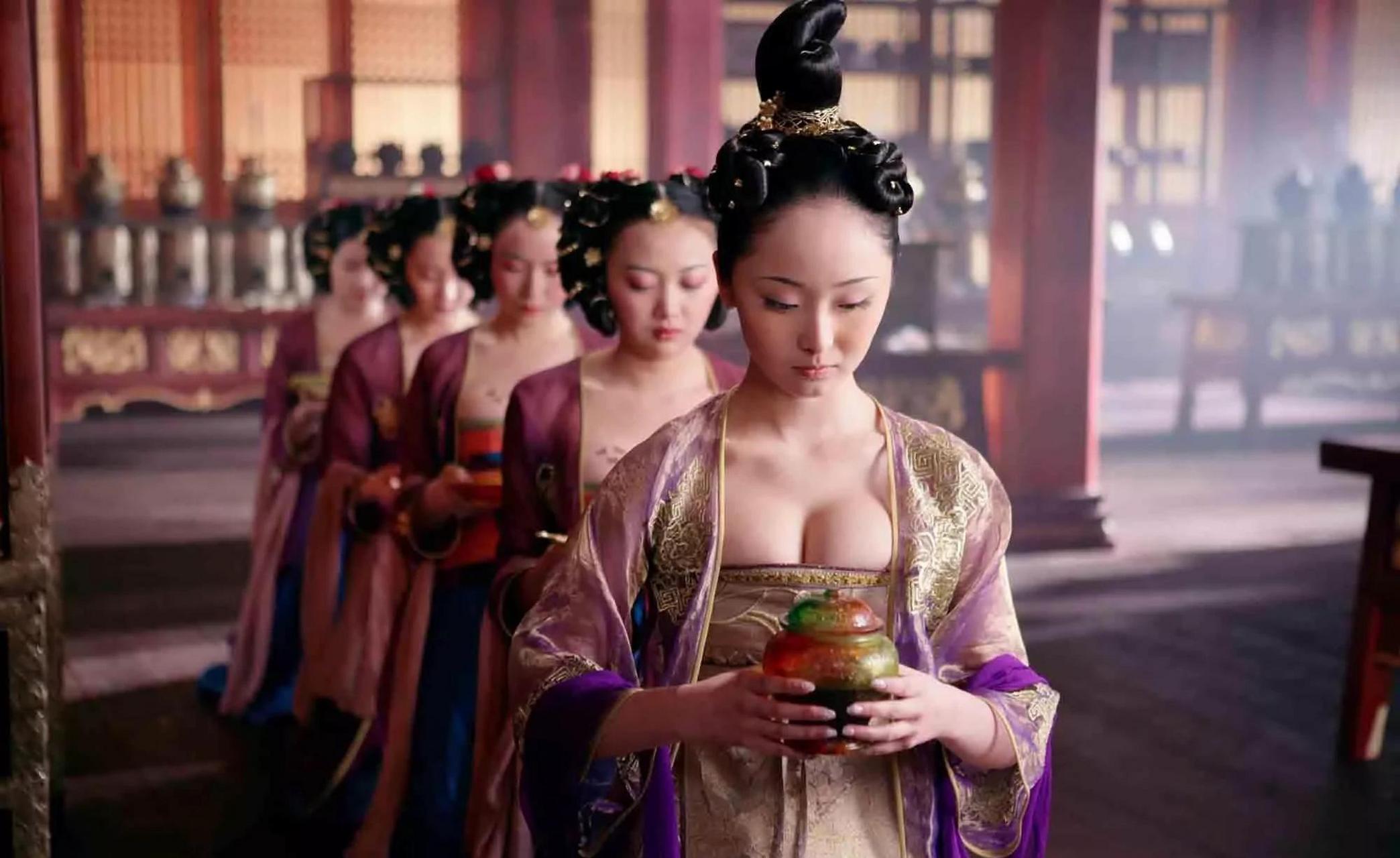 2006年,李曼凭借《满城尽带黄金甲》提名百花电影节最佳新人奖,成为新