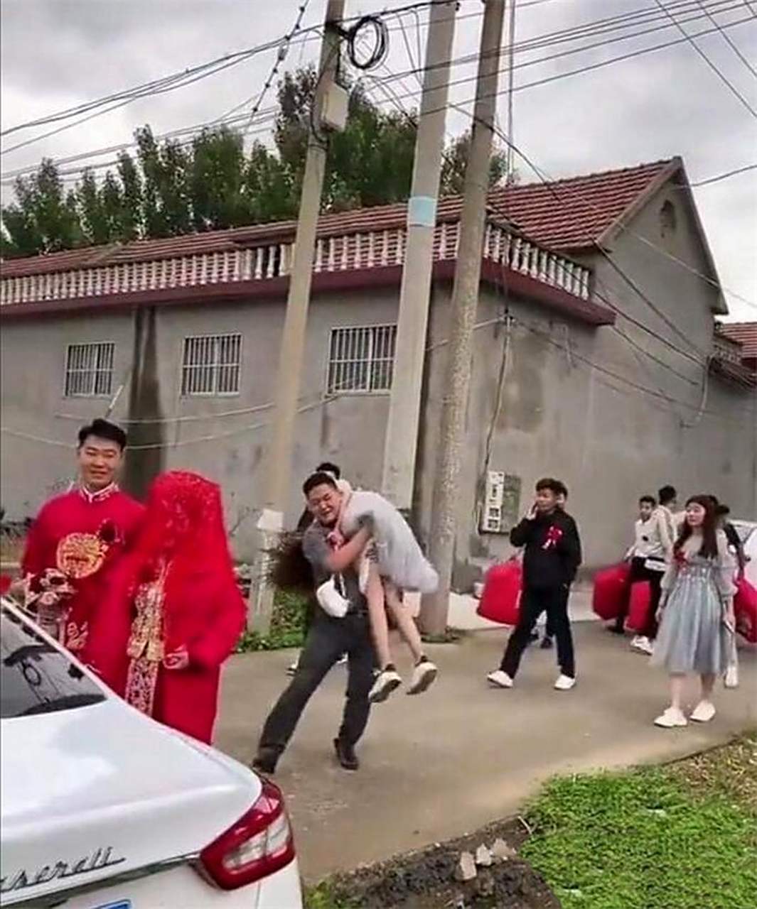 这位伴娘一定很后悔参加这次婚礼,被这样欺负!