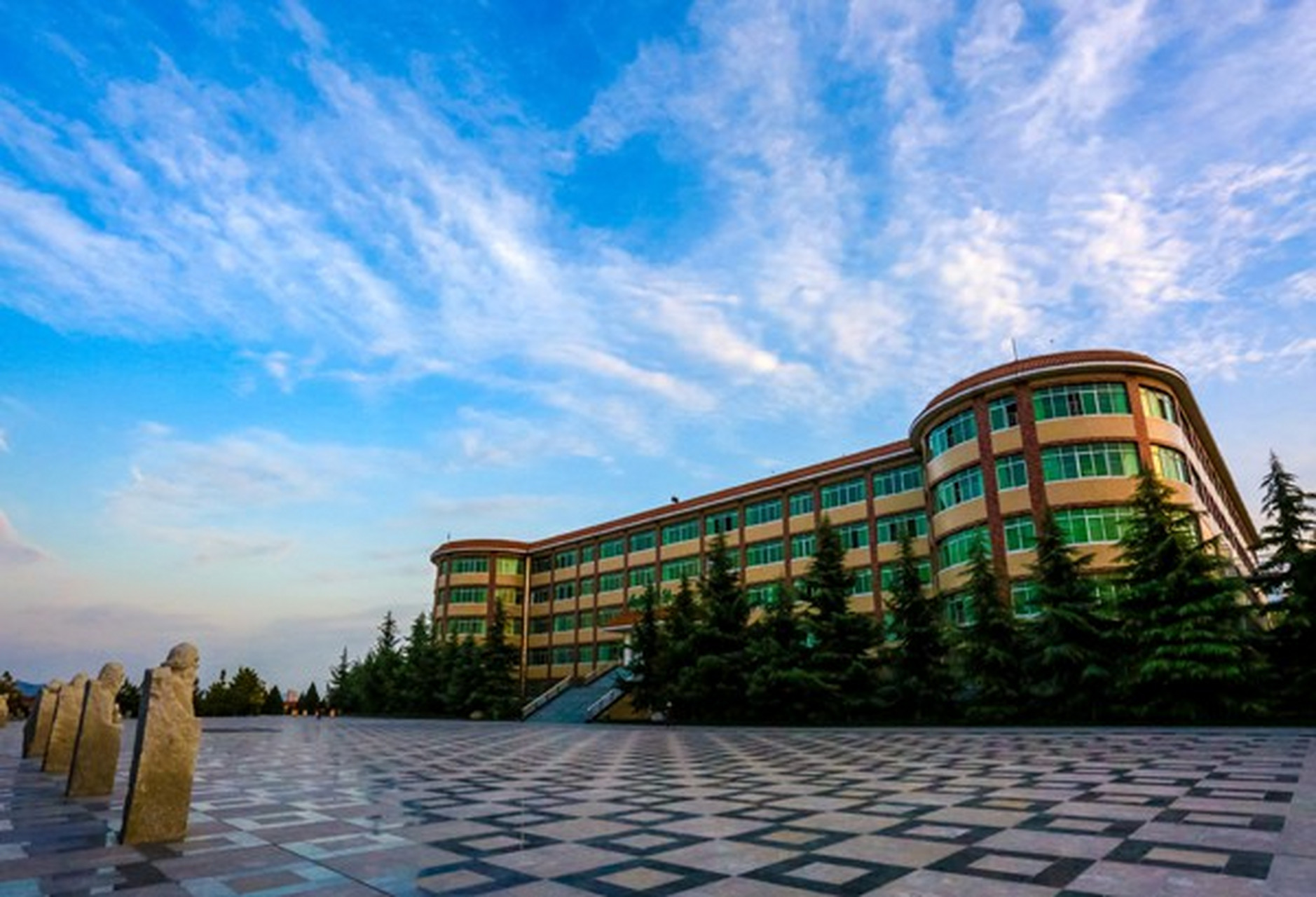 爱上西京的理由# 西京学院的绿化环境确实非常优美,整个校园内植被