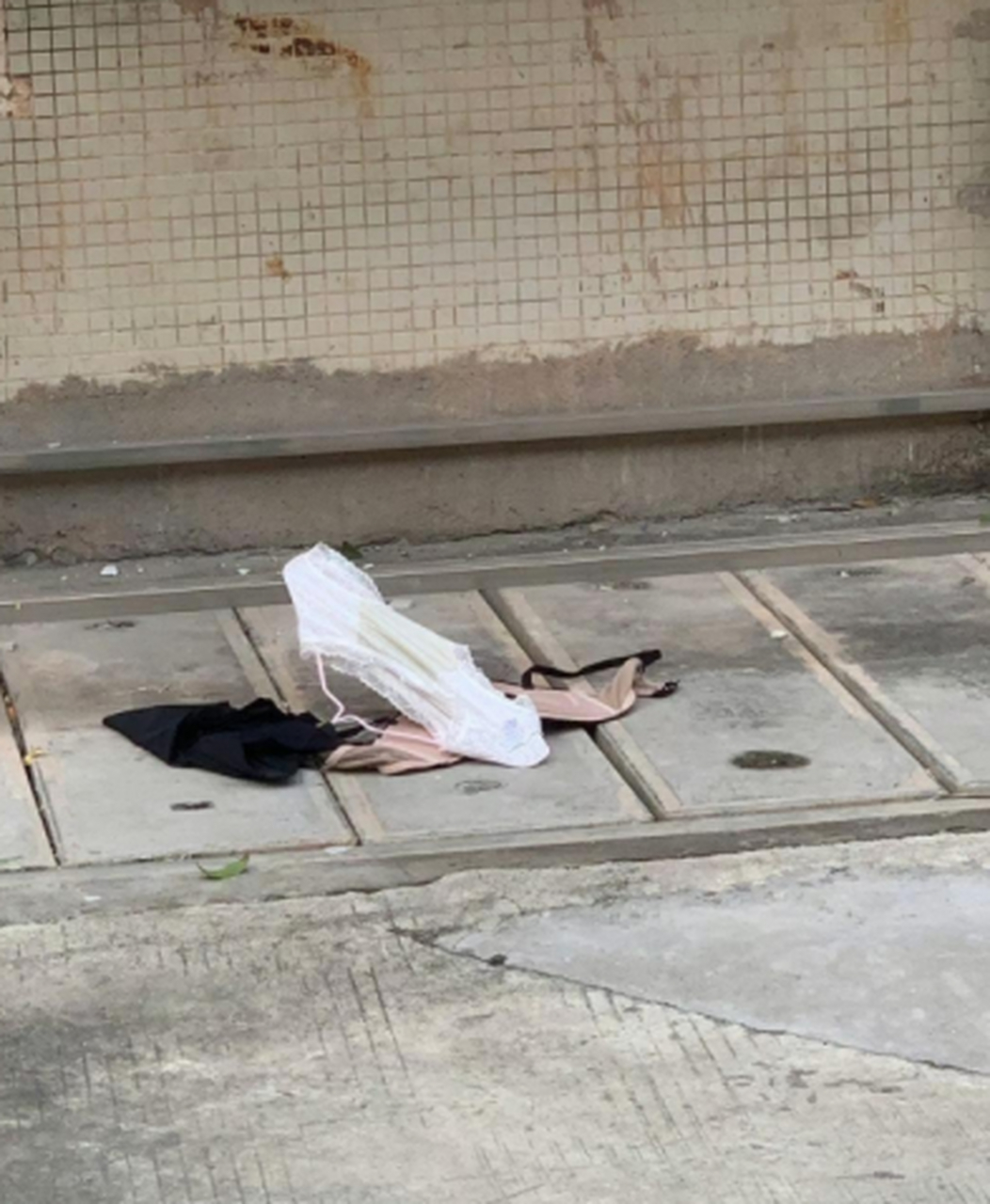 衣服都掉地上了,我该给她捡起来吗?