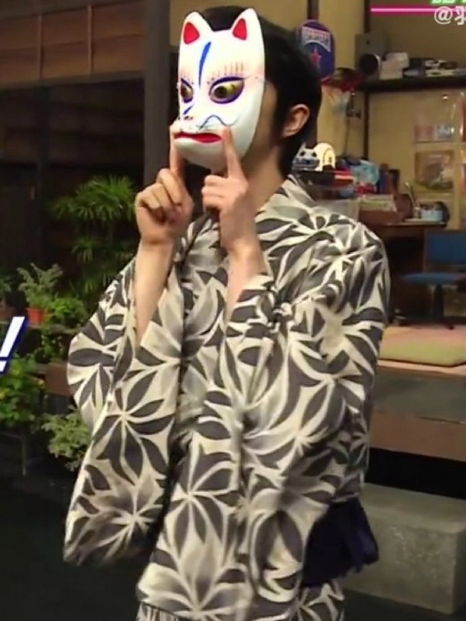 羽生结弦在节目中佩戴伏见稻荷神社的狐狸面具