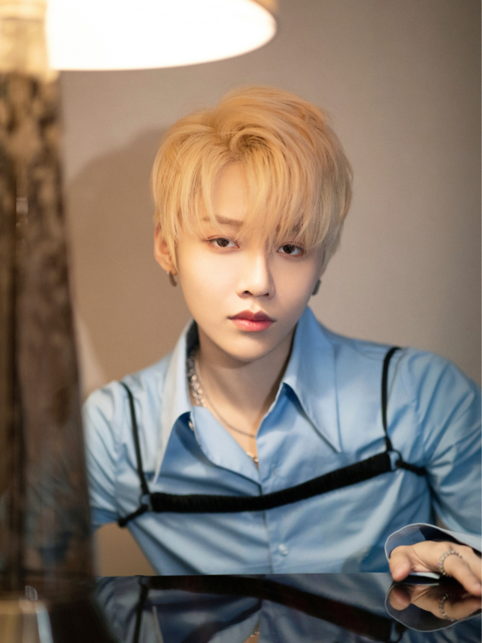 look: 衬衫&裤子:juneyen 西装:shie lyu 靴子: lost in echo 刘雨昕