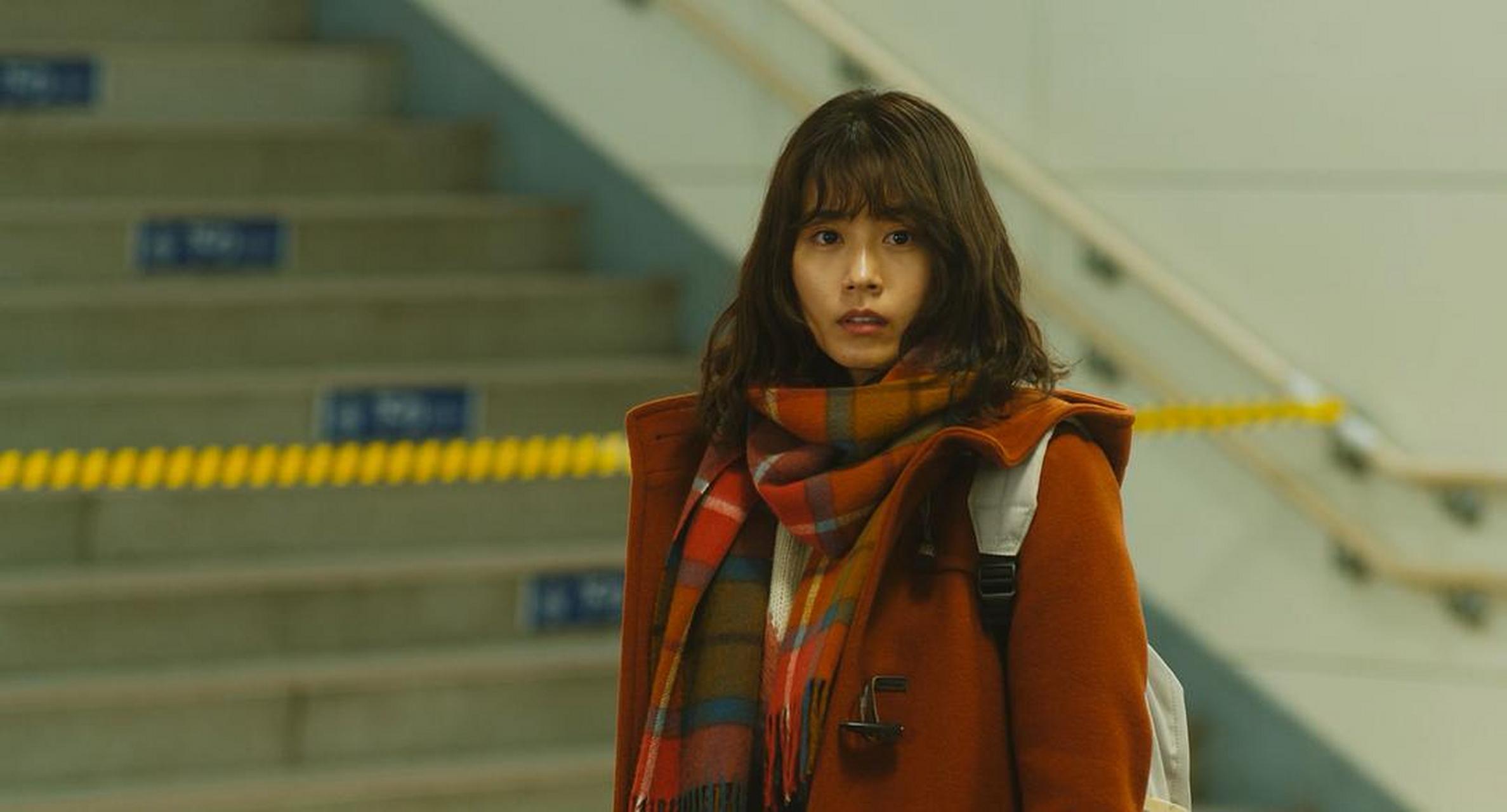 当两个人保持着对视,带有笑意,温暖的情绪在眼睛中;随着对视时间的