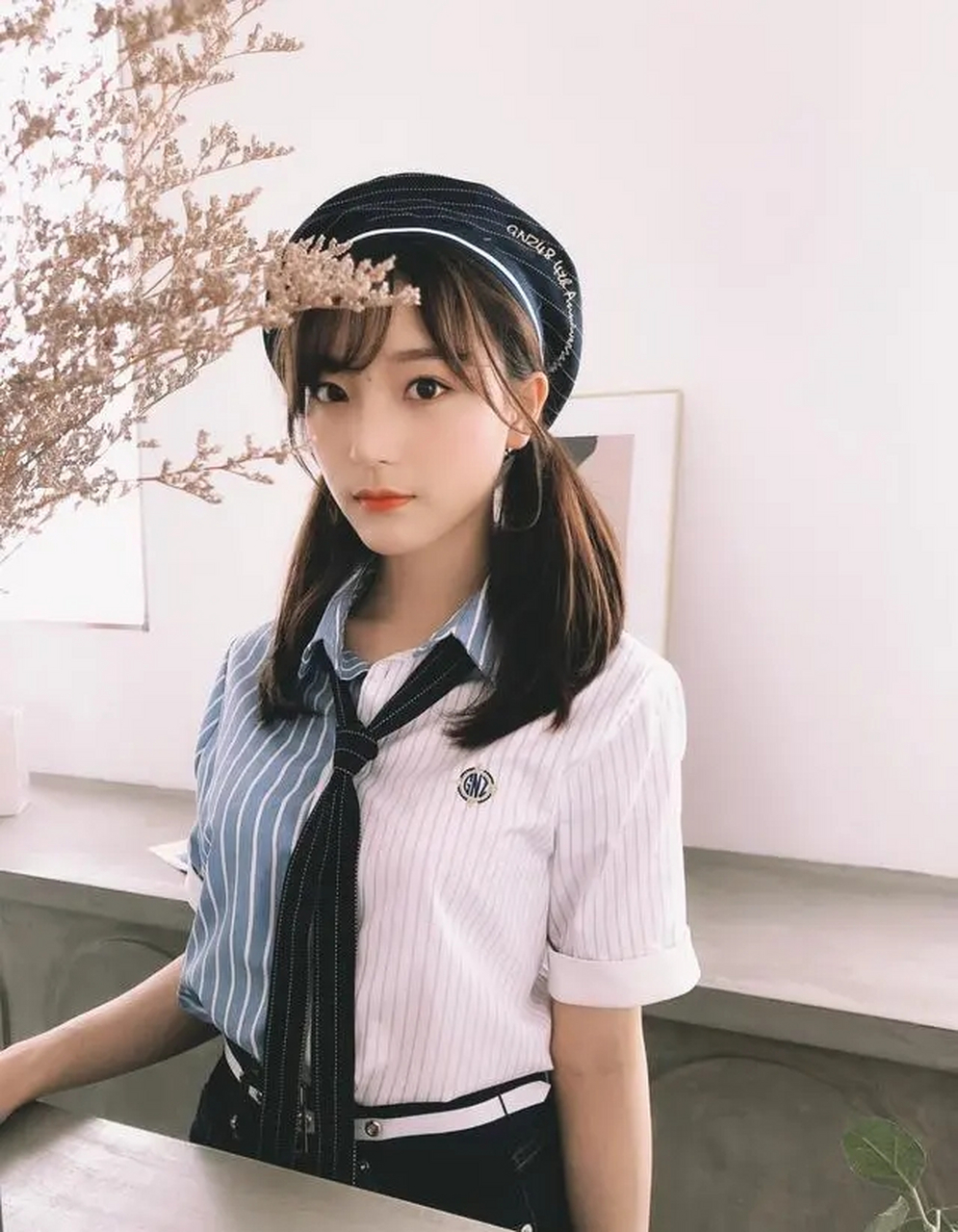 谢蕾蕾糖衣攻击,短裙制服搭配贝雷帽,青春值爆棚
