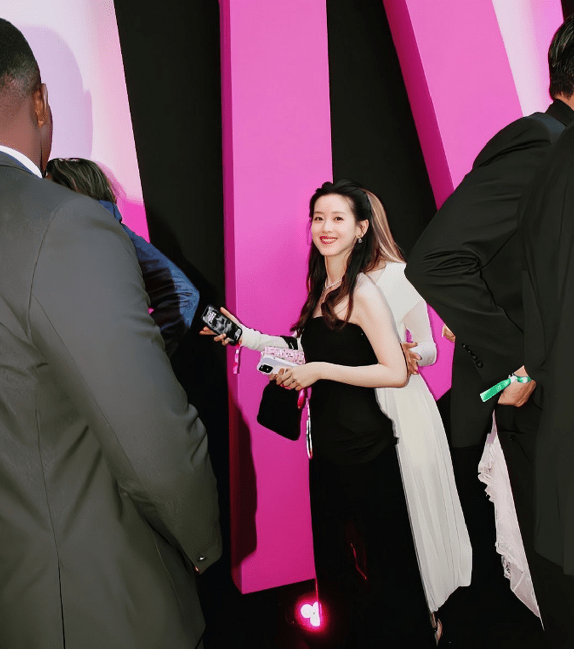 自从章泽天二胎生产后,她就开始频繁出席各种场合,并展现了惊人的好