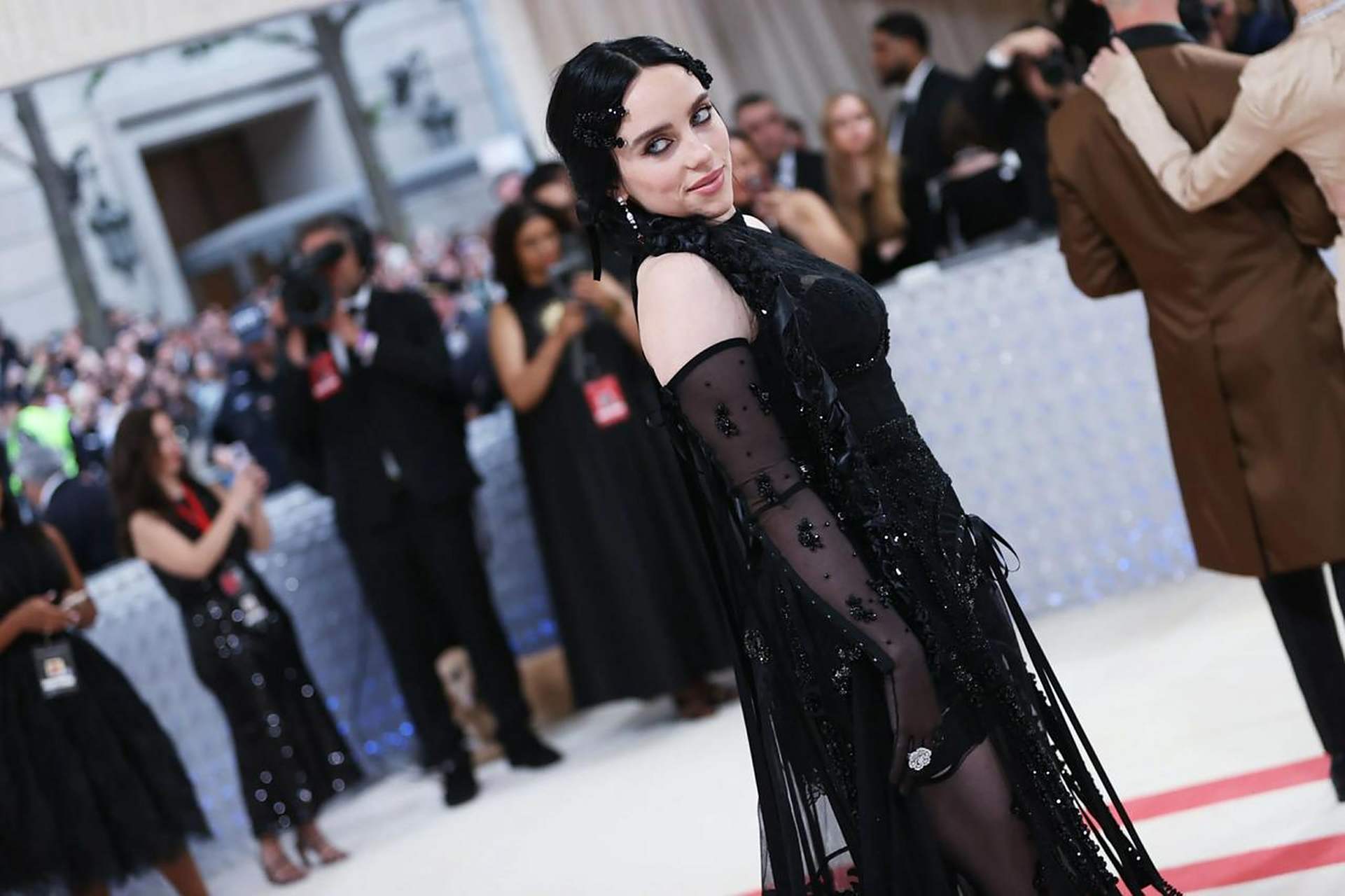 碧梨碧莉·艾利什billie eilish一袭黑色透视群,性感亮相met gala红毯