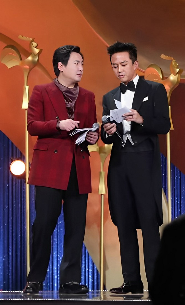 沈腾和邓超,不仅同龄,都是79年的!而且身高还相同!都是180!