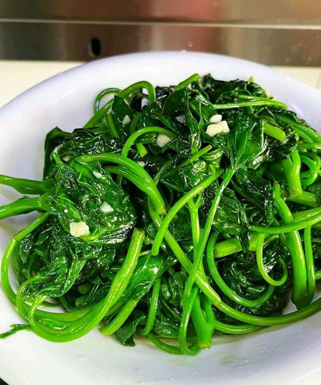 网友: 蒜蓉番薯叶,今天来点不一样的美味,绿色无公害,补充每天维生素