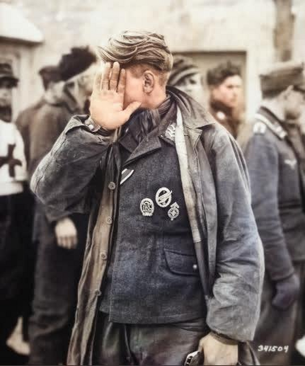 1945年,一名德国士兵在比利时阿登被美军俘虏.