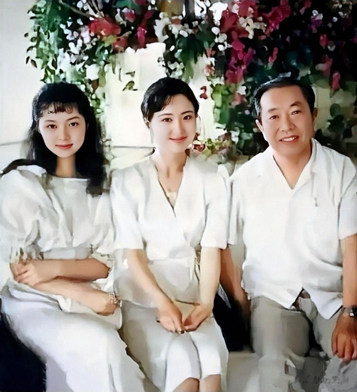 这是陈晓旭与张莉的一张合影.