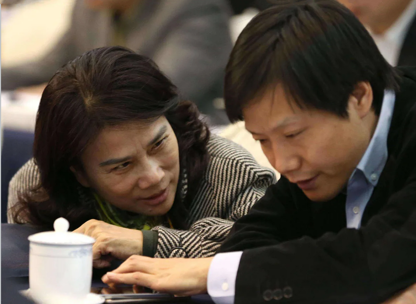 多年前,在一次经济年度人物颁奖典礼上,雷军向董明珠发起挑战,问道