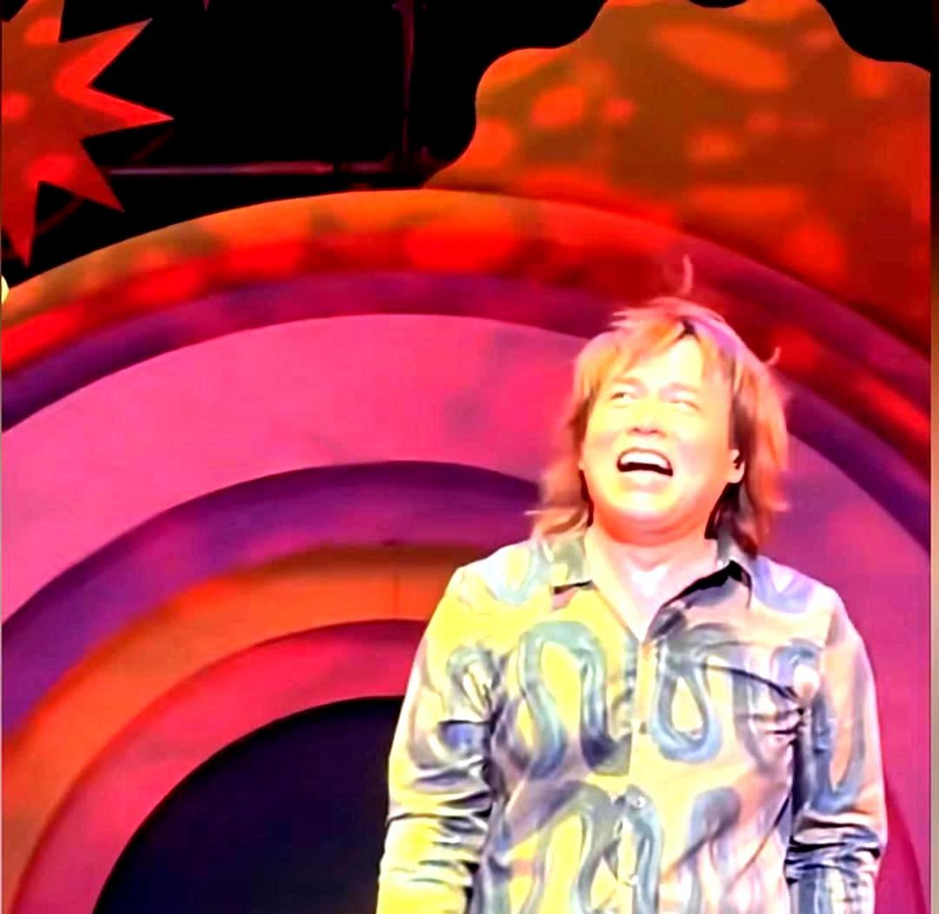 伍佰感动不已,因为他的粉丝花费500元请他演唱500首歌,让听歌成为可能