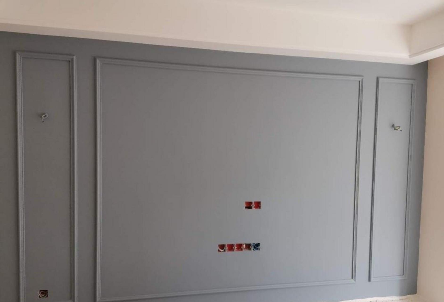 客厅电视背景墙刷了蓝灰色的乳胶漆,贴了石膏线条,简约又好看,而且