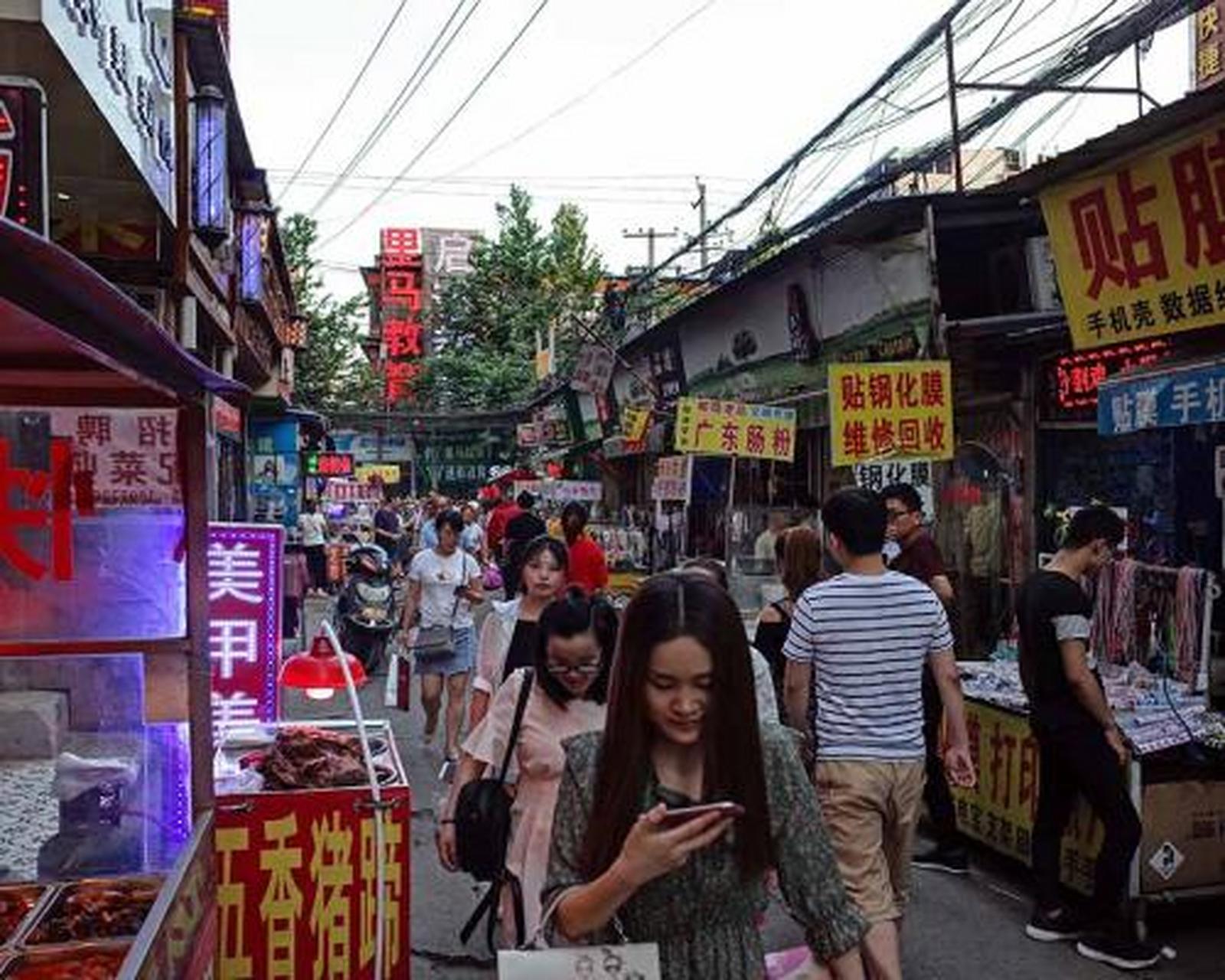 西安鱼化寨,这个地方是西安最大的城中村,据说四十万人在此居住,尤其