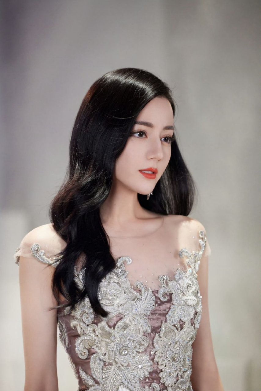 迪丽热巴惊艳全场!她穿着碎钻流苏裙,美得让人惊叹,宛如仙女一般!