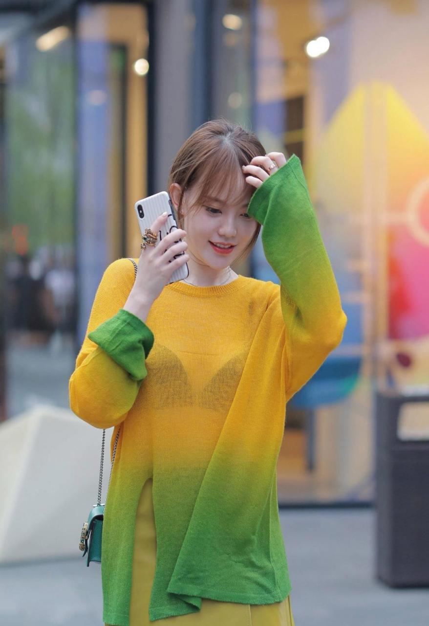 很阳光的短发美女街拍!