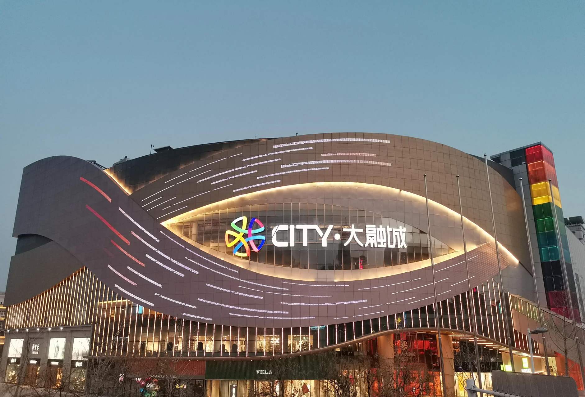 现在的商业真是越来越难做了,郑州大融城即是典型案例之一.