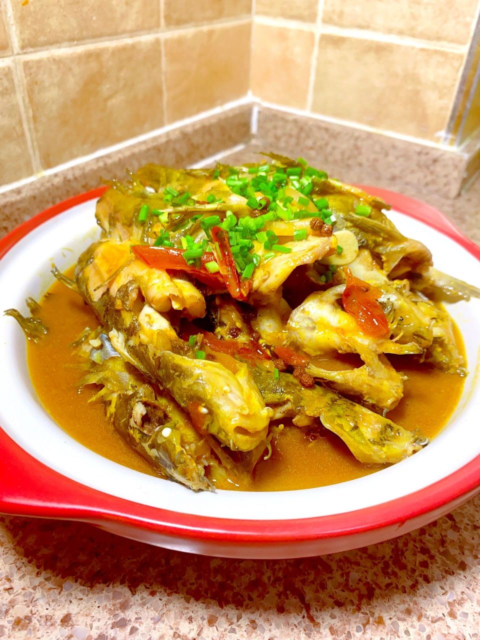 酸汤黄骨鱼超鲜嫩!超下饭!做法分享收藏 酸汤黄鲴鱼做法分享～ 1.