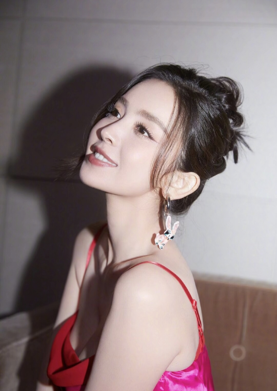 古力娜扎吊带裙穿搭美照[微笑]