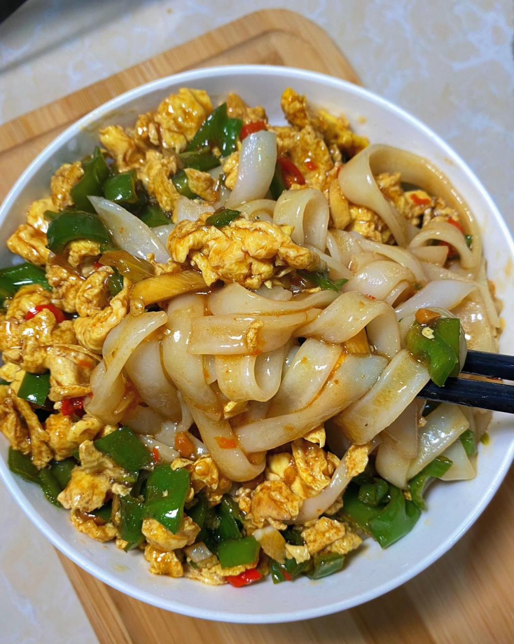 巨好吃的辣椒鸡蛋拌粉 食材:青椒小米辣大蒜鸡蛋河粉 做法—— 115