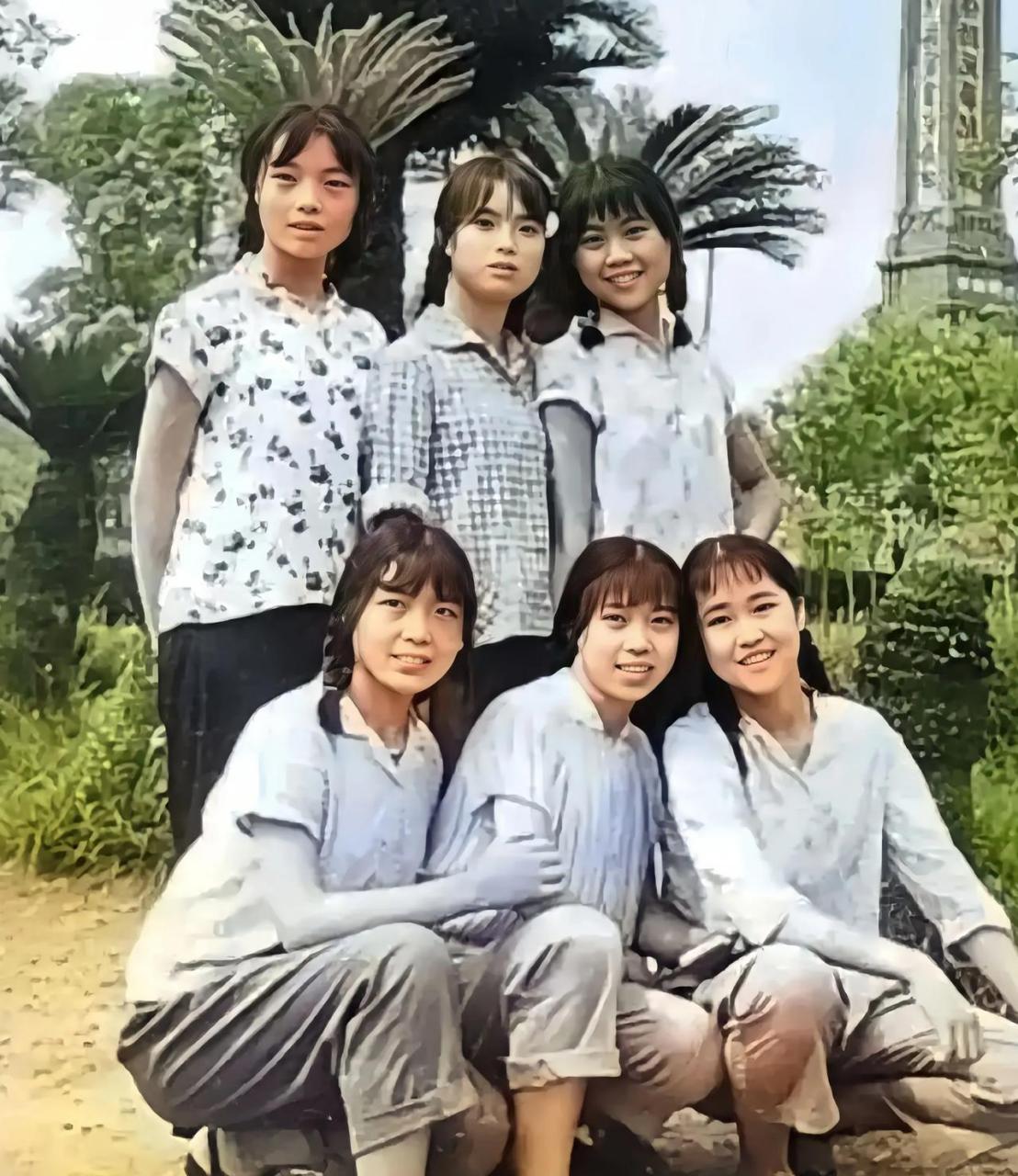 上个世纪70年代,六位青春靓丽的少女在一起合影,她们虽然穿着非常朴素