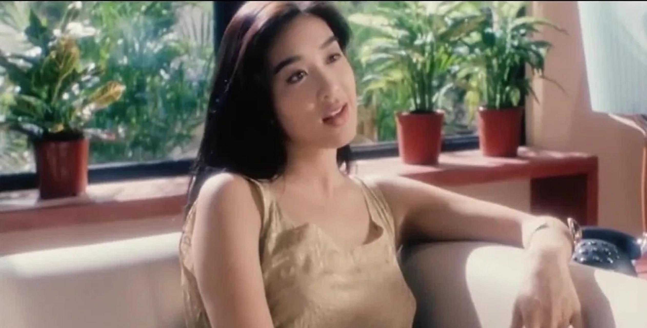 1994年,李连杰和钟丽缇拍一场吻戏,李连杰一连亲了钟丽缇30几次,还是