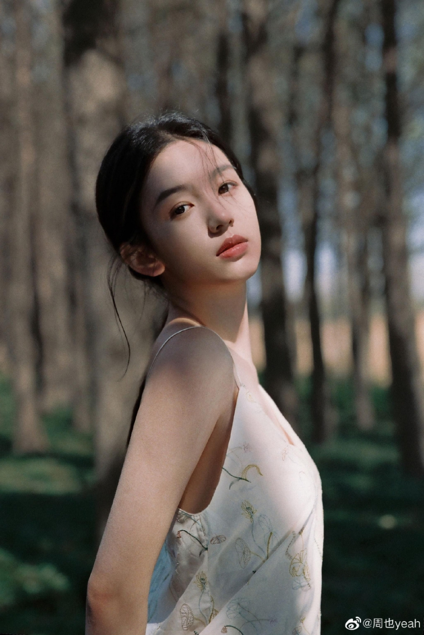 周也身穿吊带碎花裙扎着马尾清新自然,侧颜好精致.