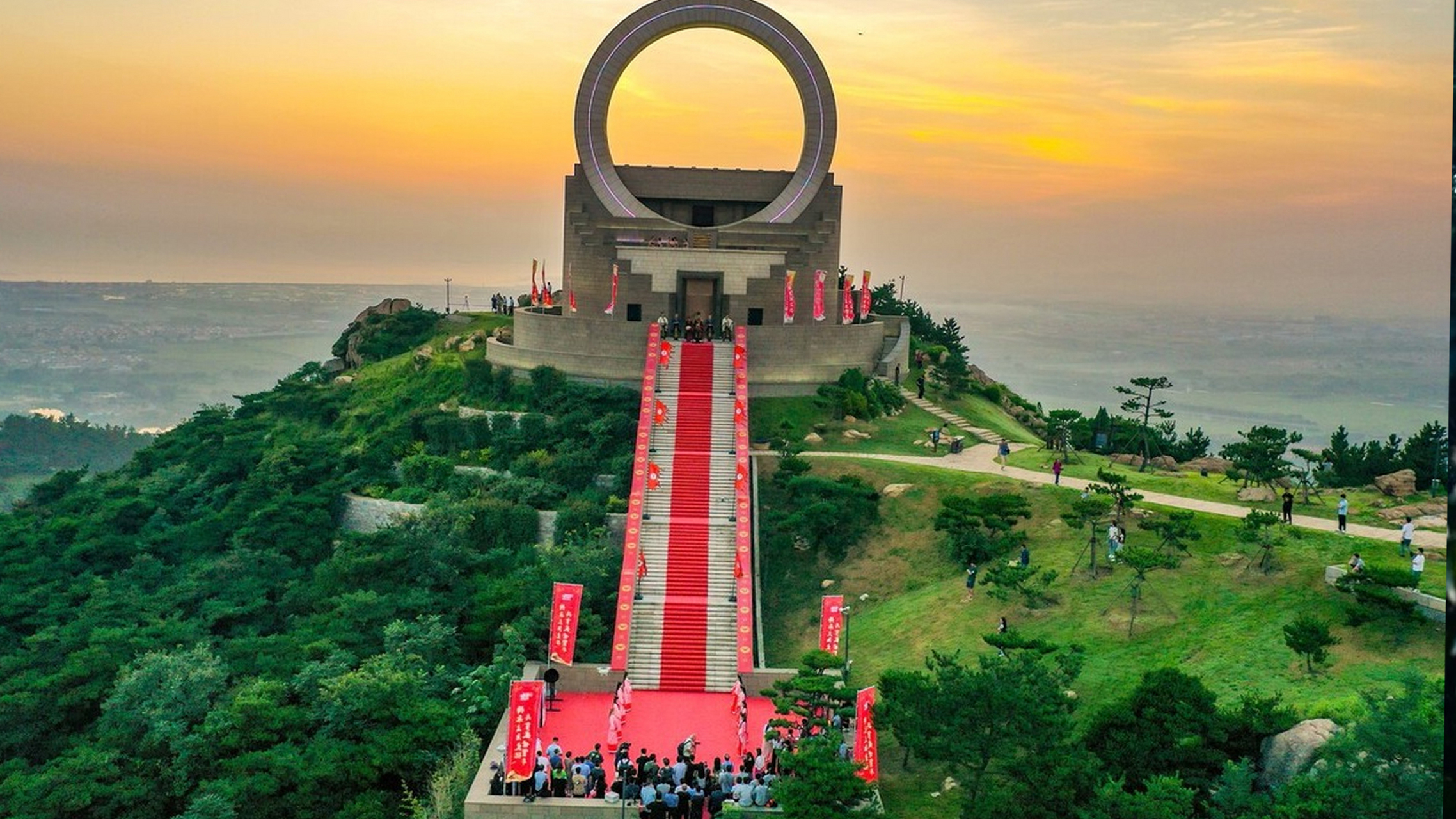 "2023日照东方太阳城文化节"开幕式在日照天台山古观象台举行,天台山