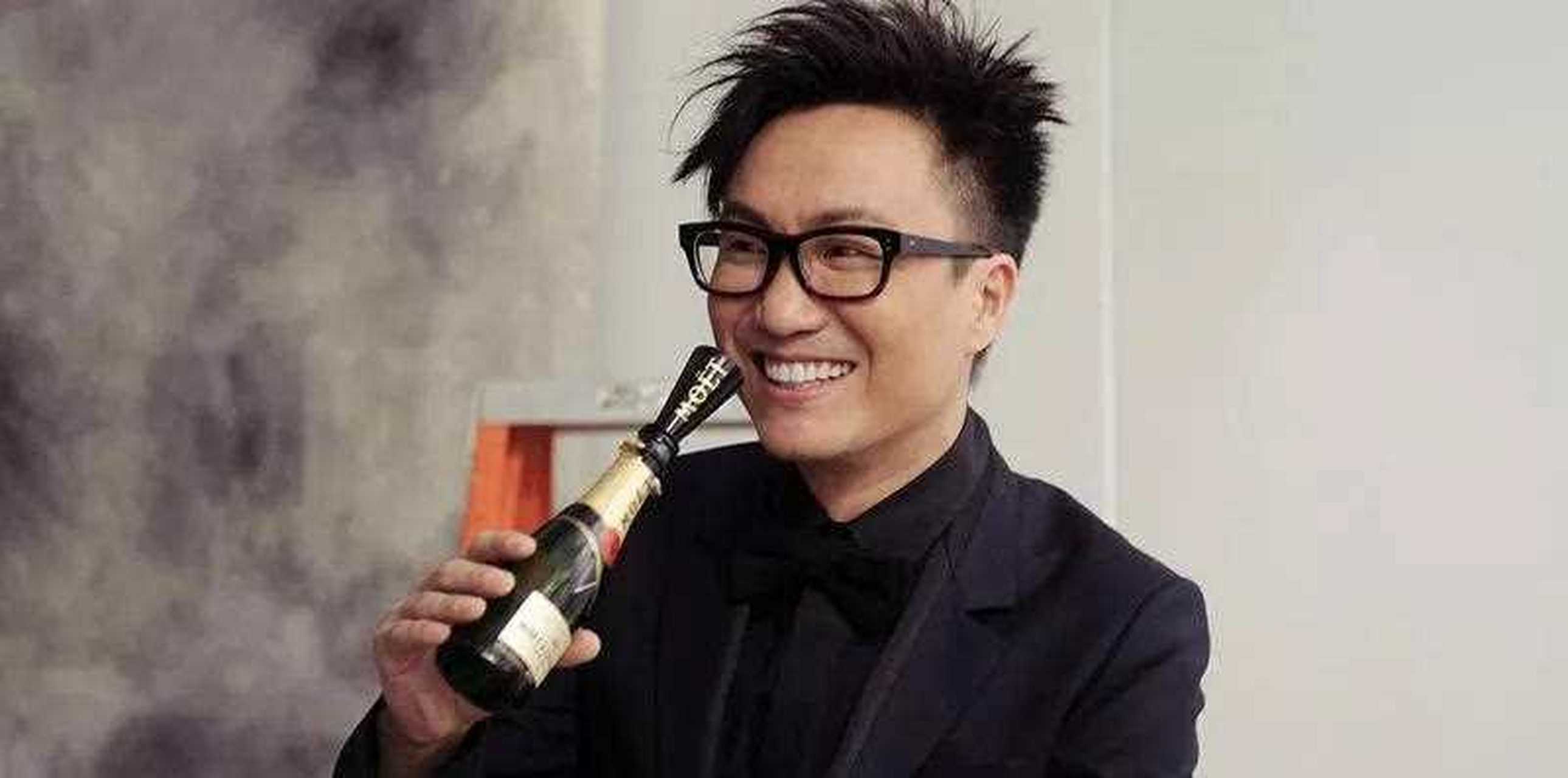 2000年,郑中基在飞机上因为喝了点酒,一怒之下打了空姐和机组人员,弄