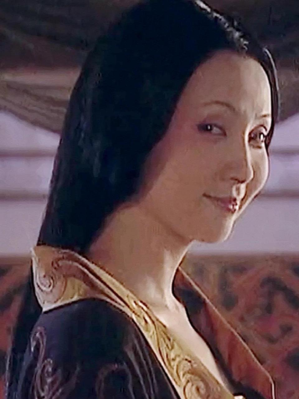 妩媚的人首先有带钩的眼睛所谓媚眼如钩,媚眼如钩,能钩得住人的神魂就