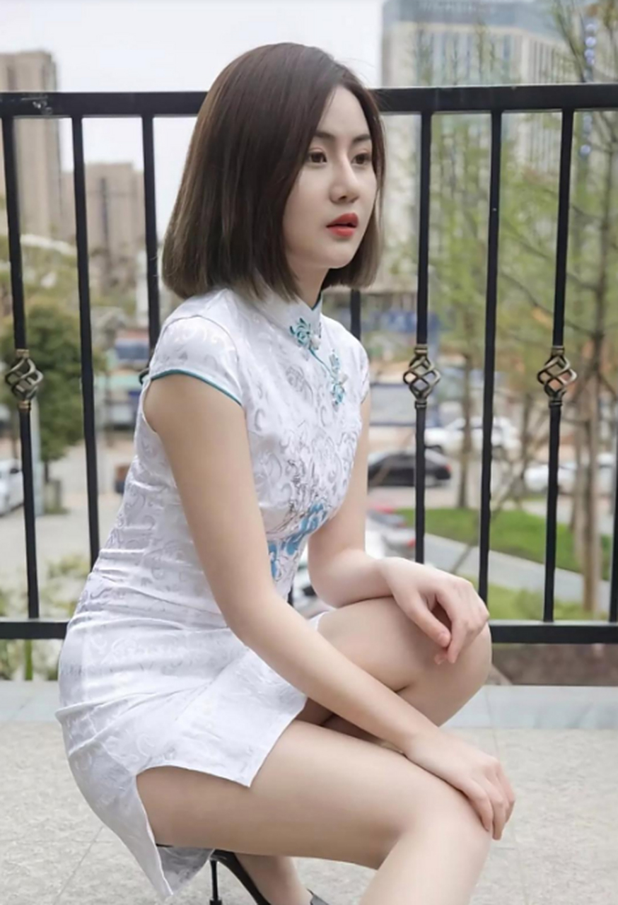 甜美的短发旗袍美女