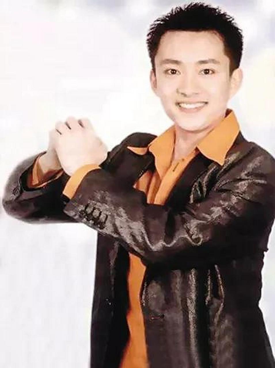 gif创作人# 51岁爱奇艺影业总裁亚宁,满头白发成大叔.