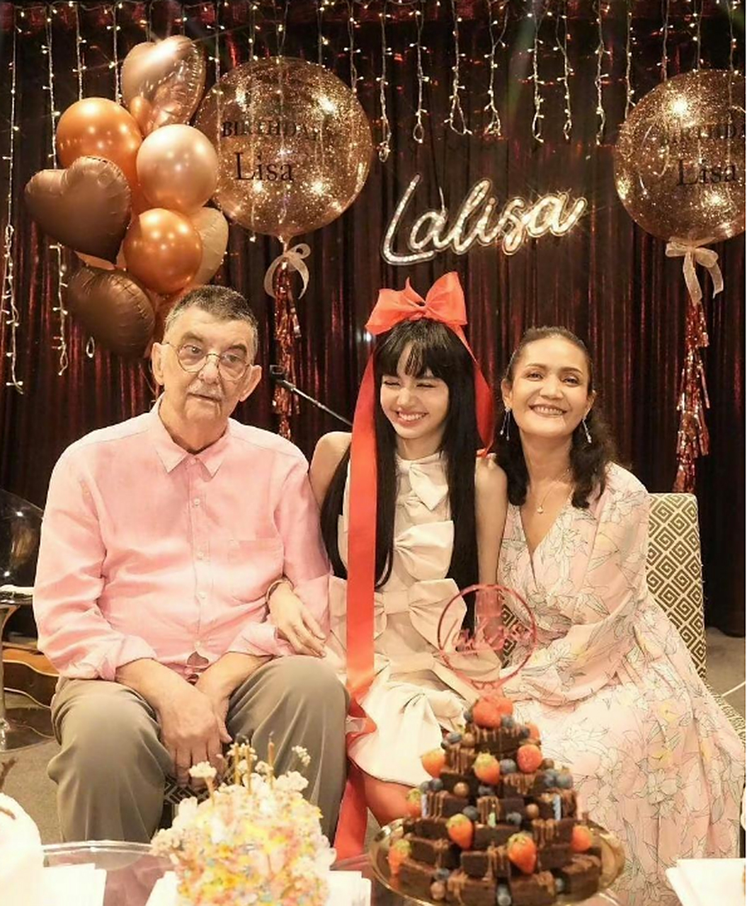lisa和爸爸妈妈一起过生日,场面真的很温馨呀!
