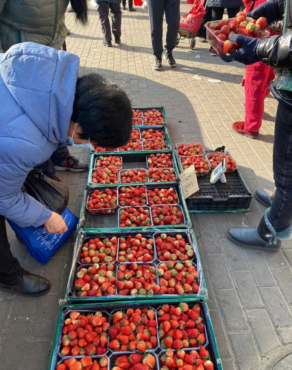 你看看大连刘家桥市场这人啊,就像不要钱似的,都出来买年货了!